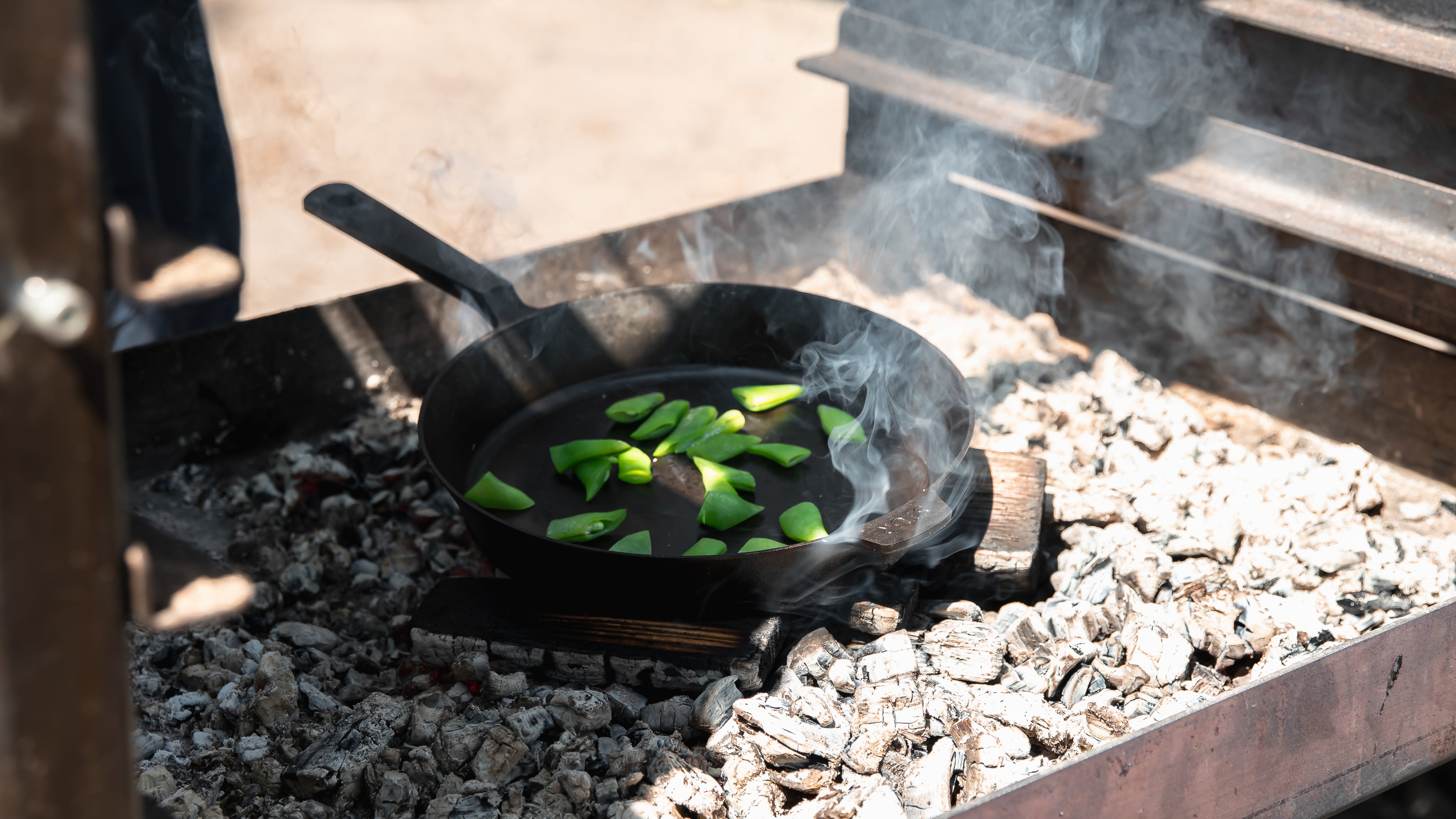 Gusseisenpfanne auf dem Grill: So verwendest Du sie richtig