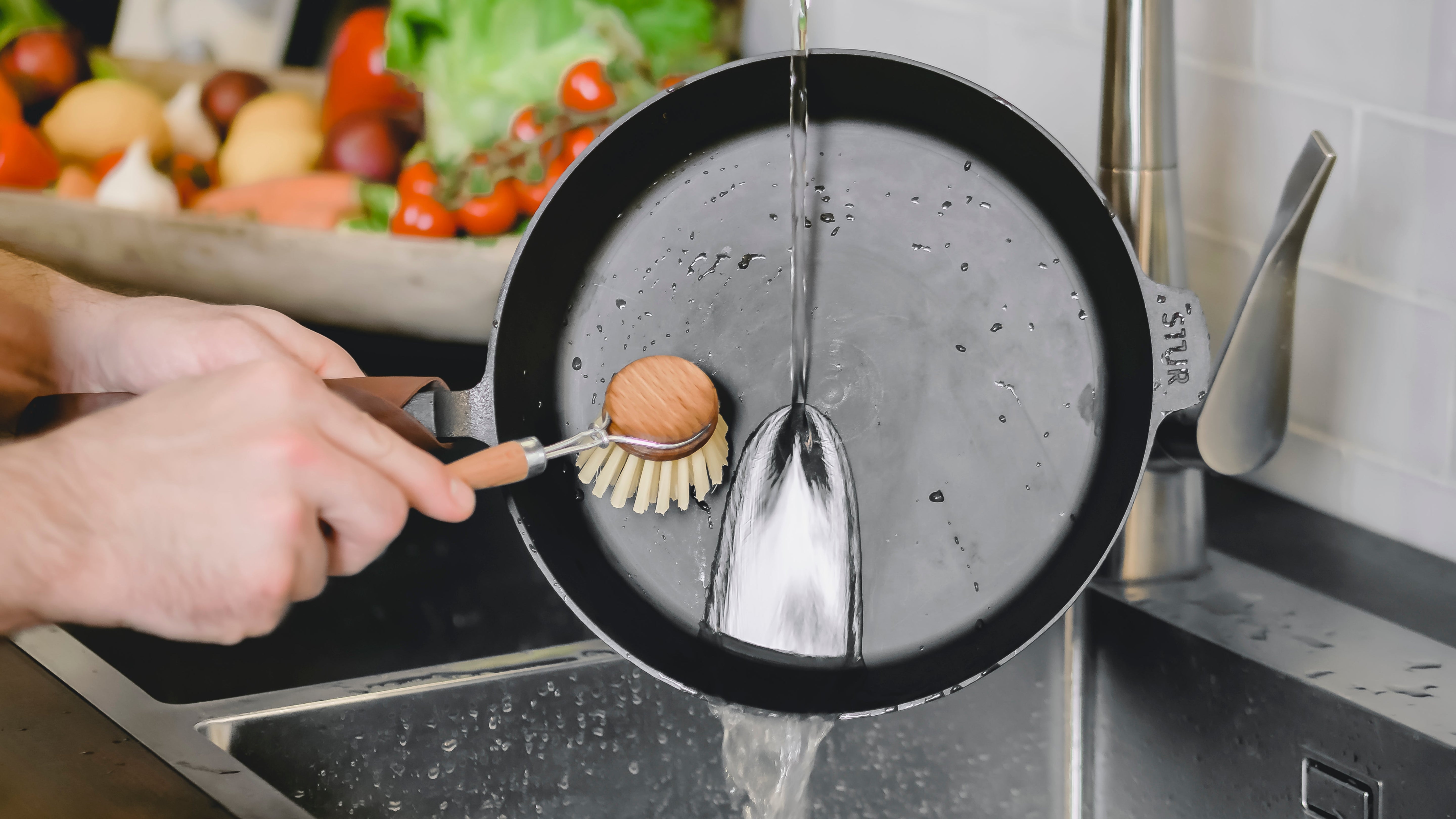 Gusseisenpfanne reinigen und pflegen: So geht es richtig